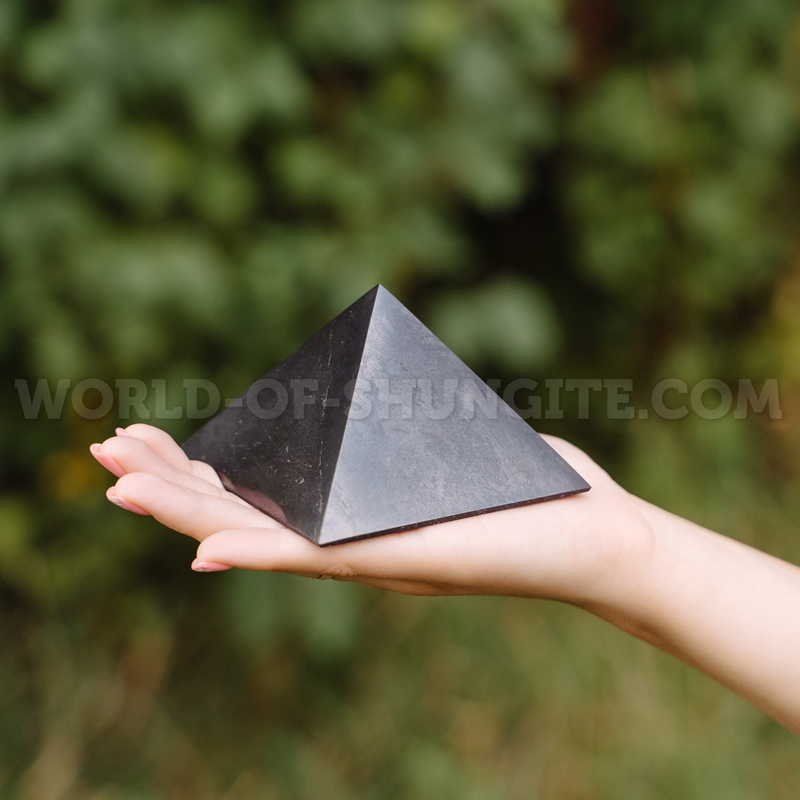 Shungite polished pyramid 8 cm