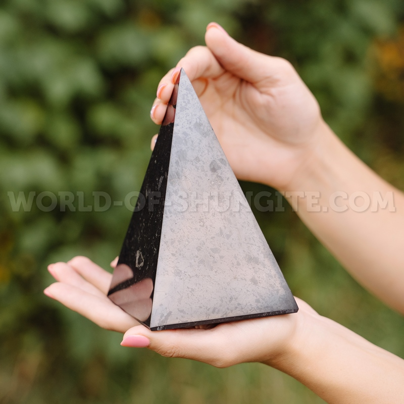 Polished high pyramid 9 cm