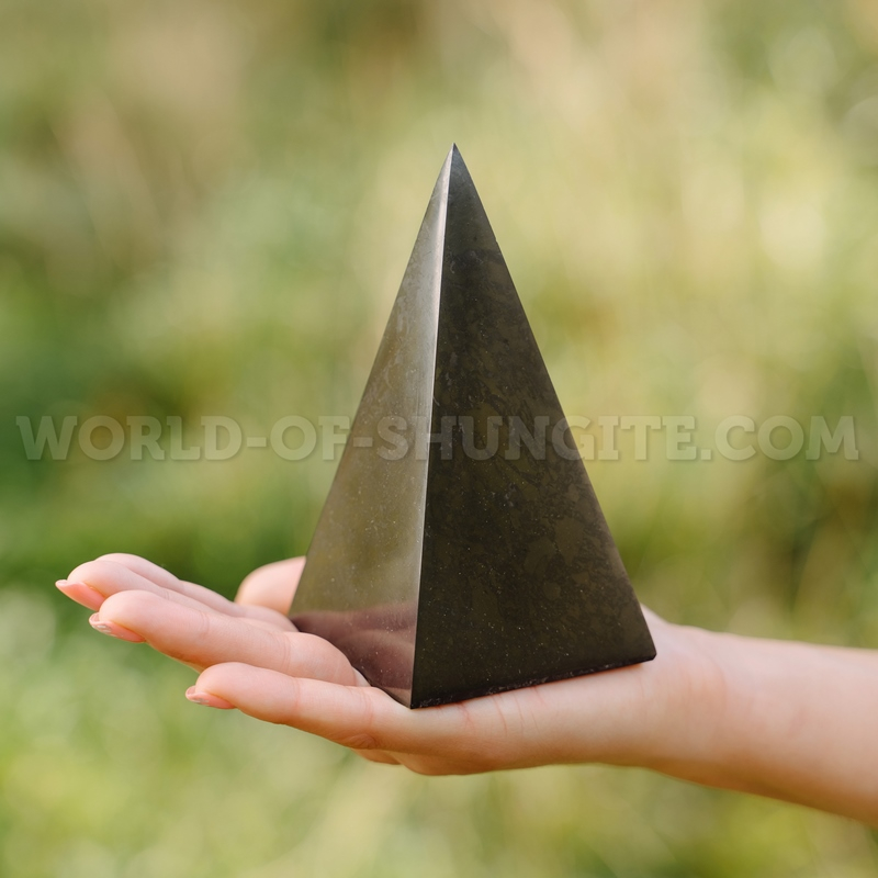 Polished high pyramid 9 cm