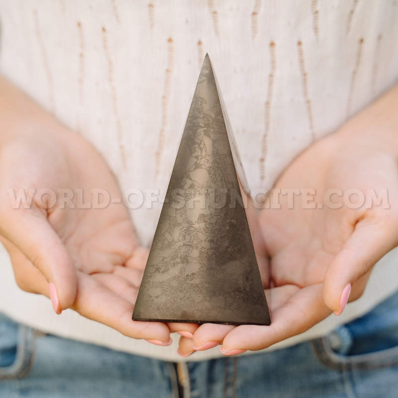 Polished high pyramid 7 cm