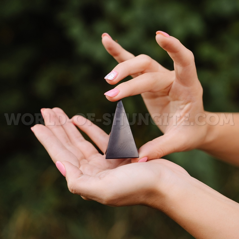 Polished high pyramid 3 cm