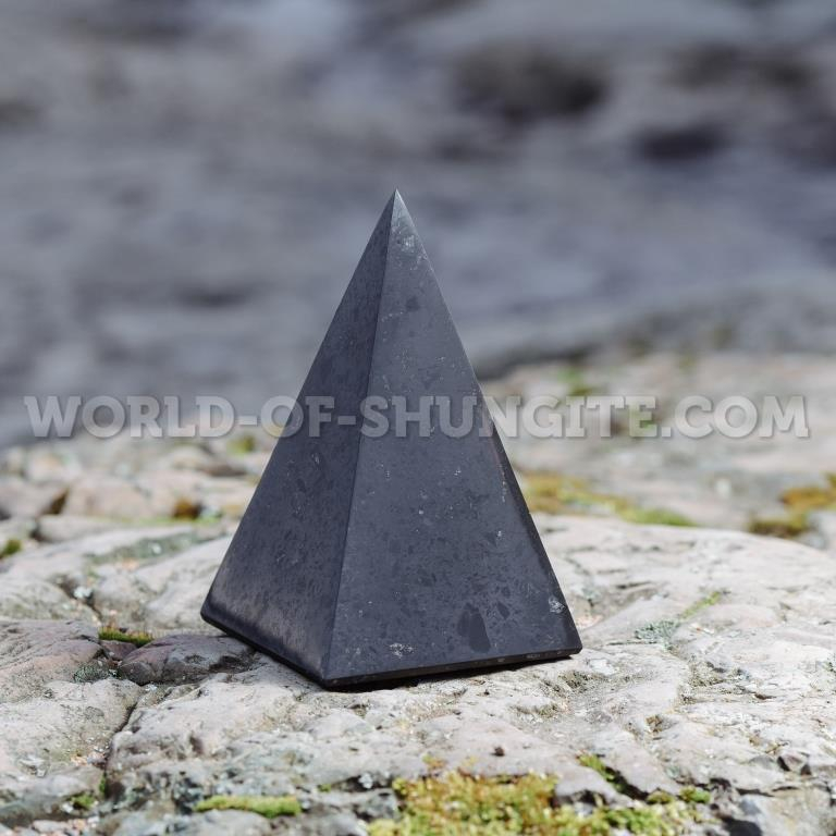 Polished high pyramid 4 cm