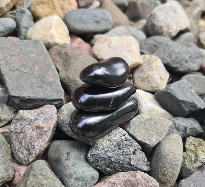 Figure made of 3 polished shungite pellets from Russia