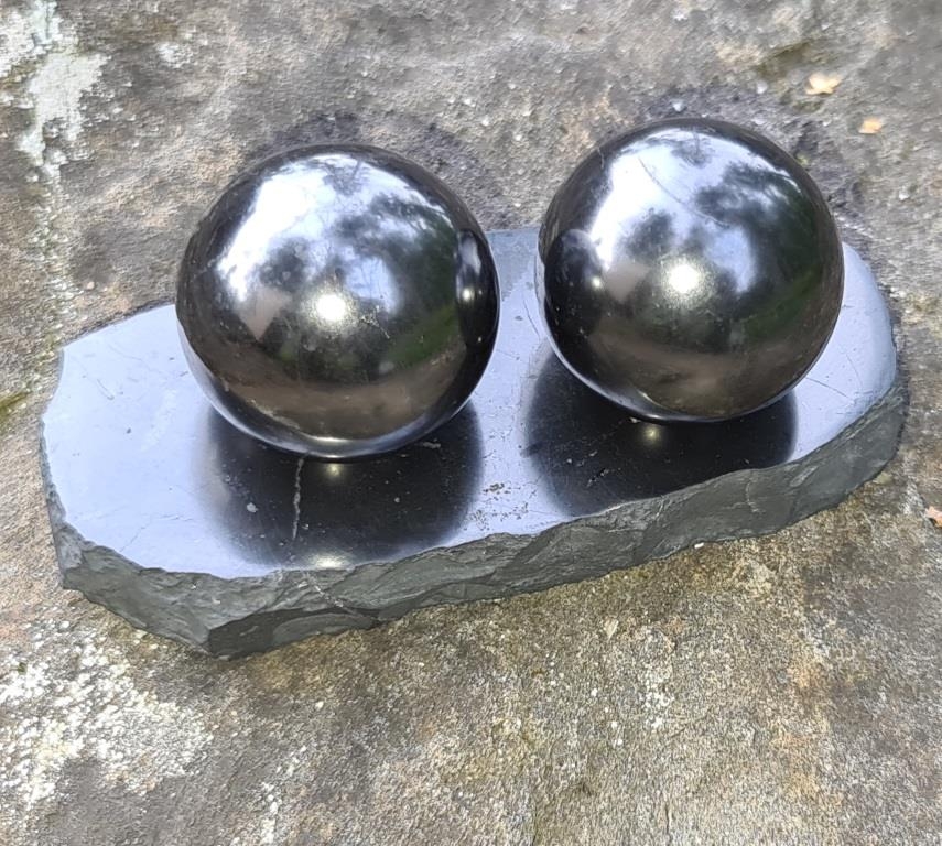 Shungite support with balls for business cards