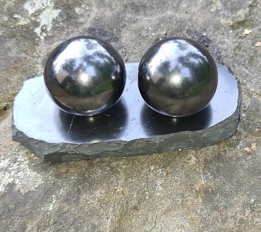 Shungite support with balls for business cards