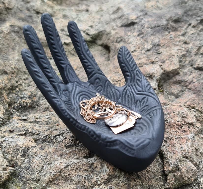Shungite Support for jewelry "Palm"