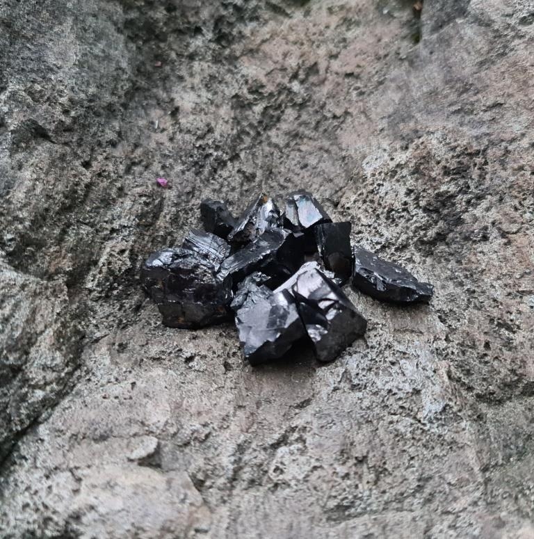 Packet with elite schungite pieces up to 5 g (packet 25 g)