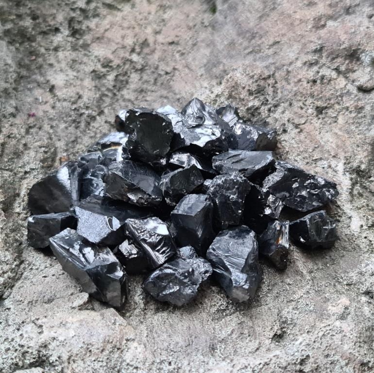 Packet with elite schungite pieces up to 5 g (packet 100 g)