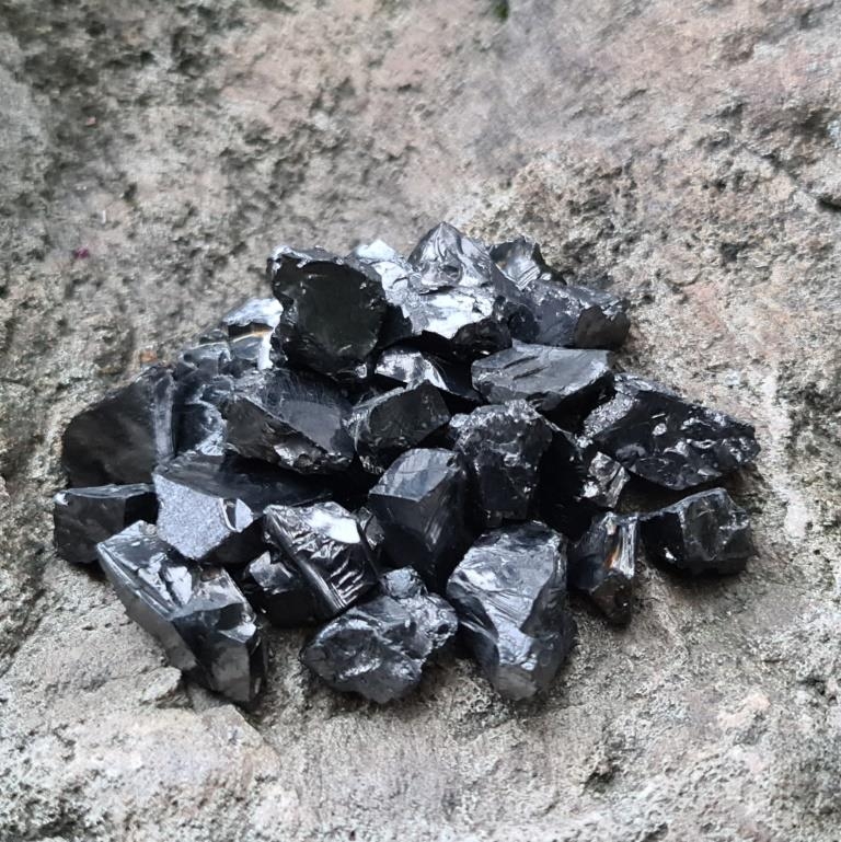 Packet with elite schungite pieces up to 5 g (packet 100 g)
