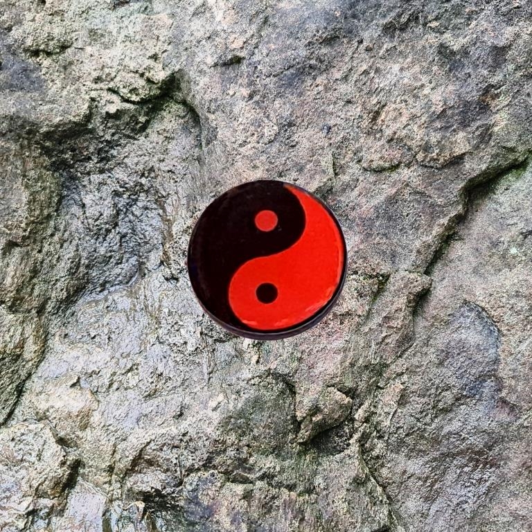Shungite plaque for cell phone Yin Yang with gel sticker