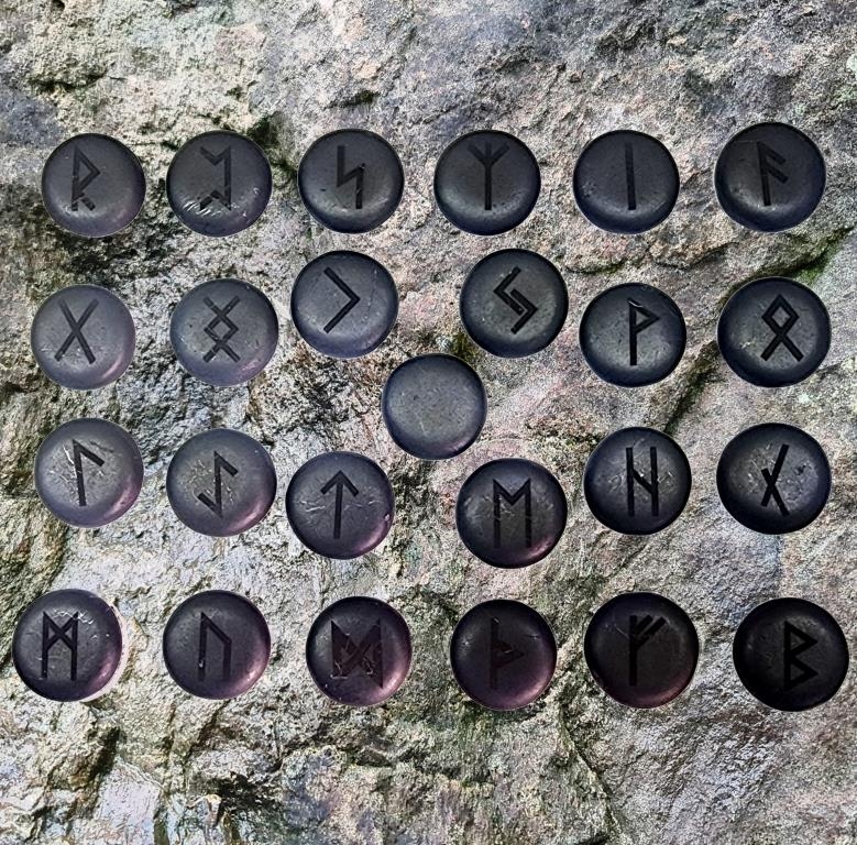 Set of Rune on shungite